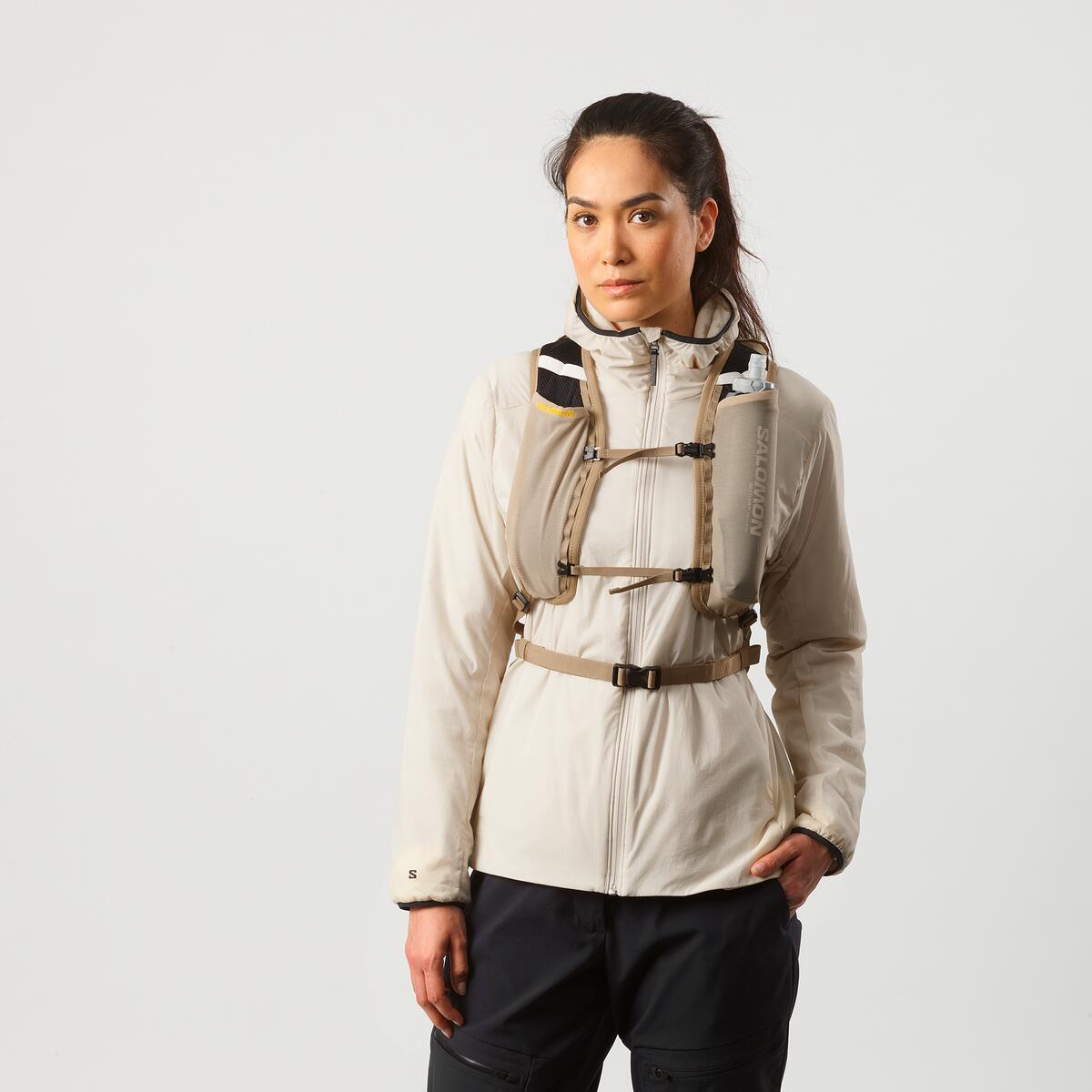 Mochila de trail running Salomon Cross 8 Beige, vista delantera en mujer