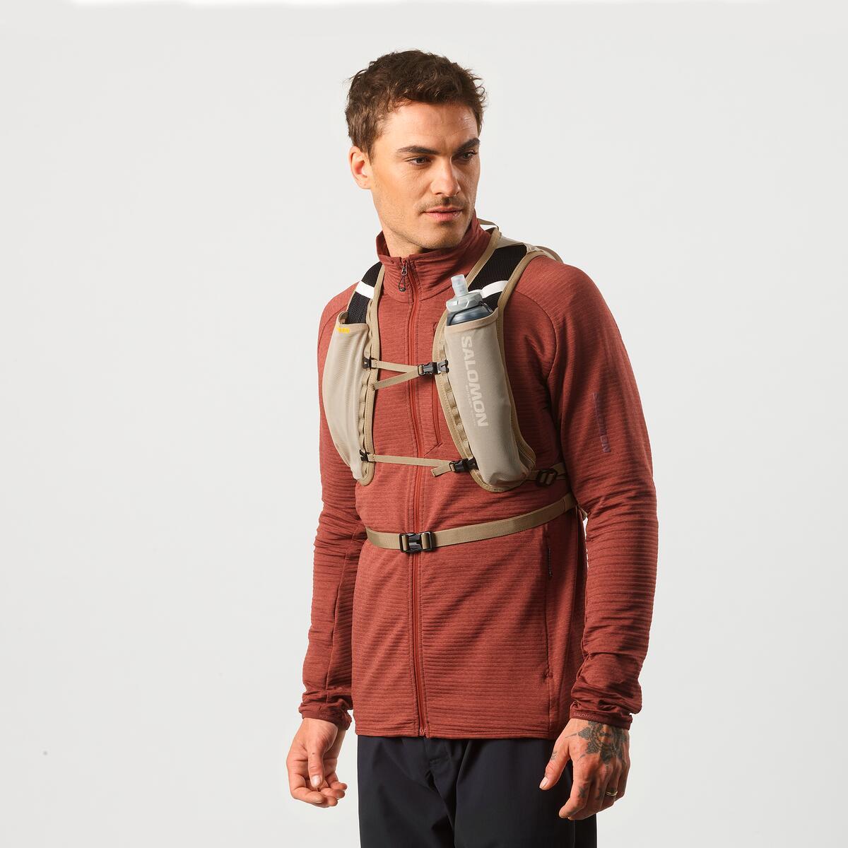 Mochila de trail running Salomon Cross 8 Beige, vista delantera en hombre