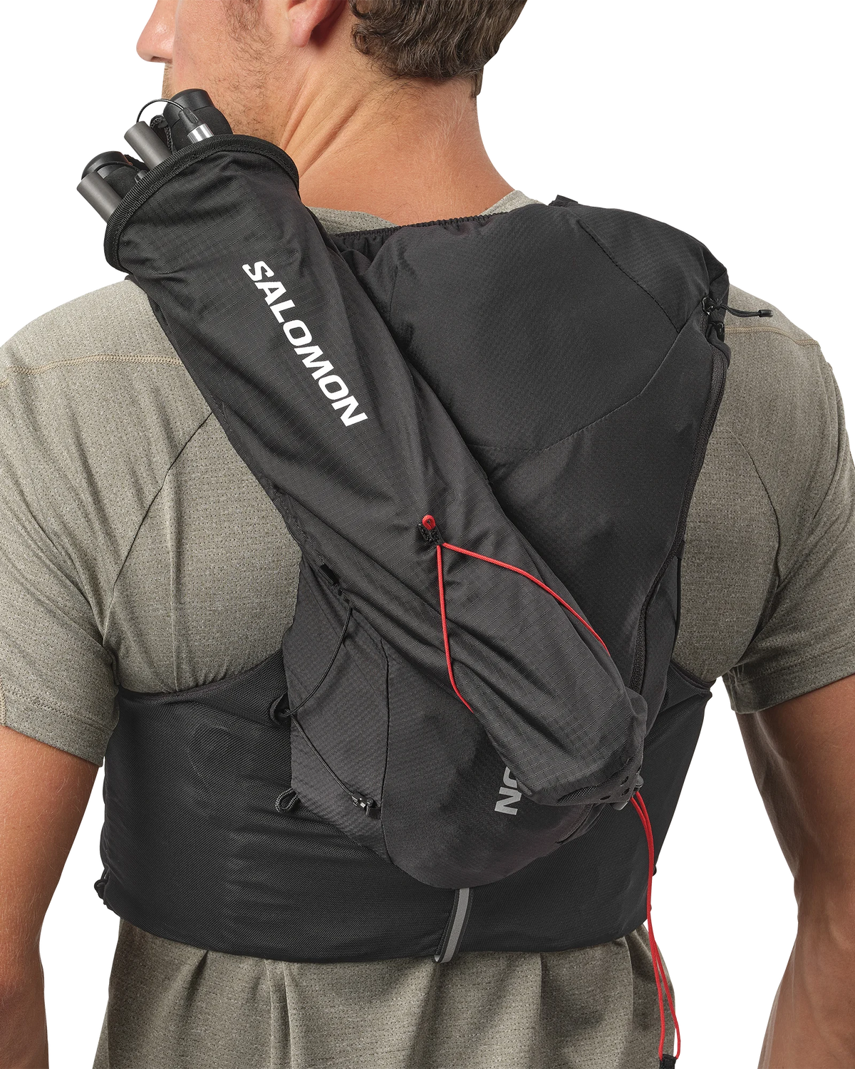 Salomon Custom Quiver negro L39283200 colocado en un chaleco de trail
